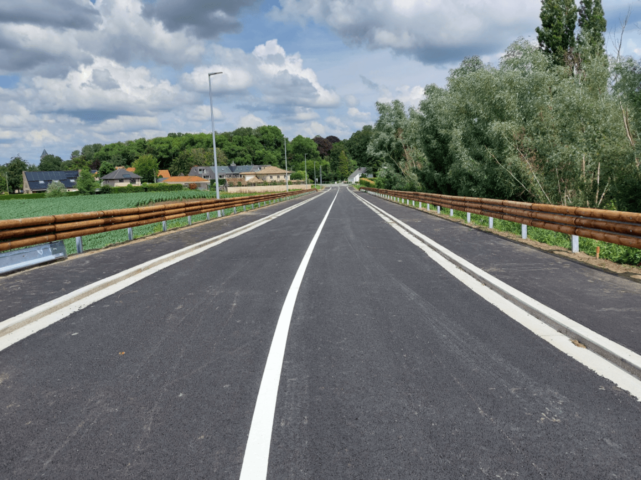 Houten vangrail in landelijke omgeving