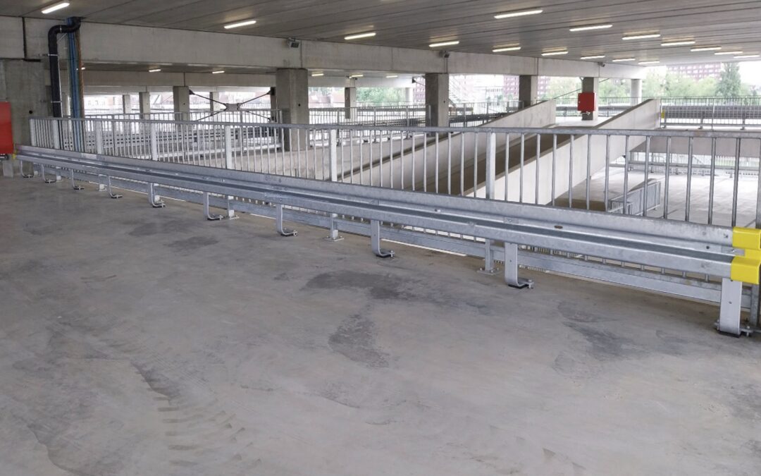 Flexibele aanrijbeveiliging op een dunne druklaag in een parkeergarage